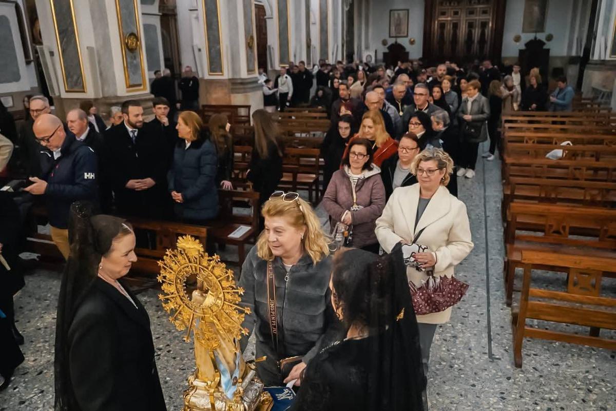 La iglesia de los Santos Juanes acogió el responso y el besamanos organizado como alternativa a la aurora del Raval.
