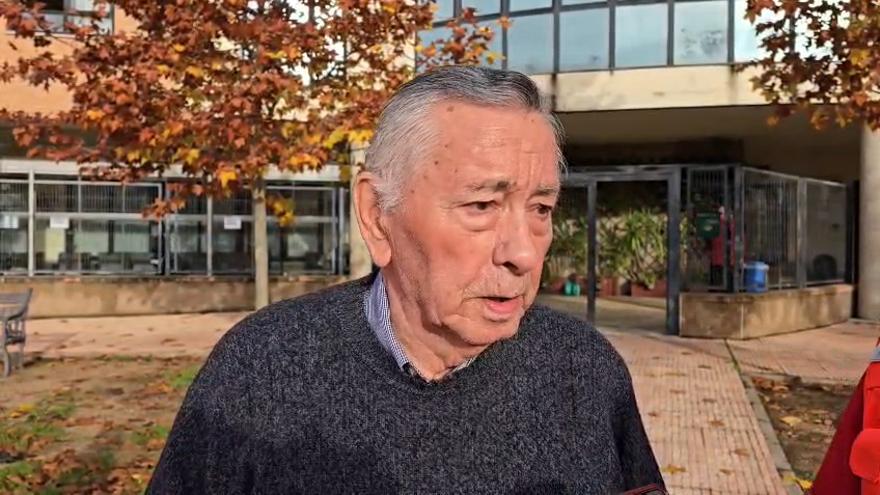 Vídeo | Antonio García García, de Badajoz, va a votar acompañado de Cruz Roja