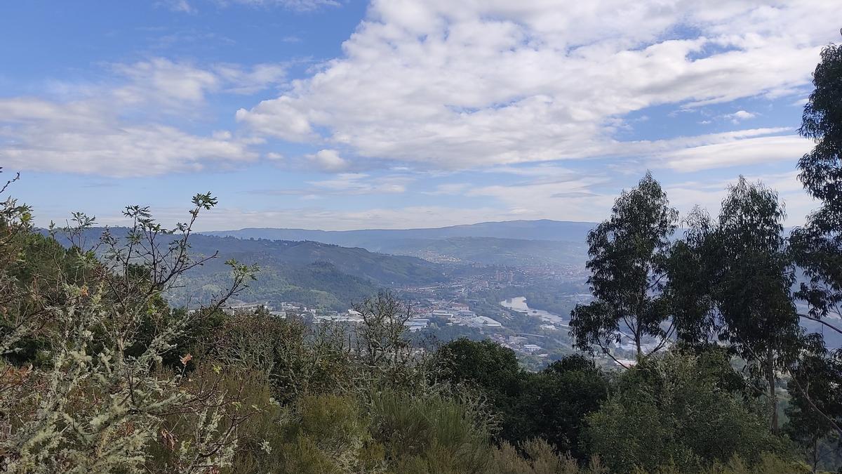 Vista de Ourense desde Naves, a donde llega una ruta de senderismo.