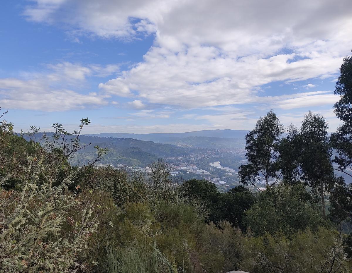 Vista de Ourense desde Naves, a donde llega una ruta de senderismo.