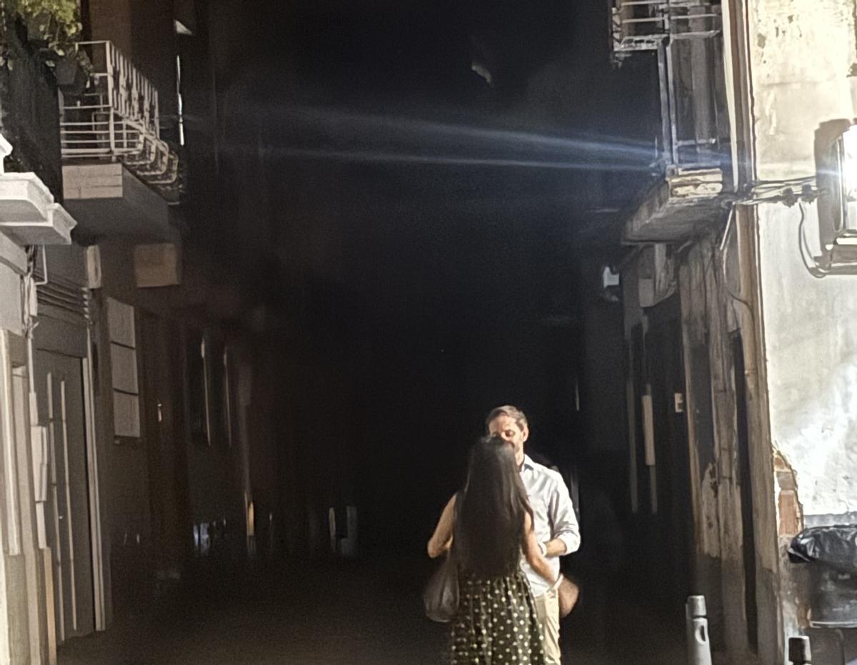 Una de las calles afectadas por la falta de iluminación en el centro de Mérida durante la noche del domingo.