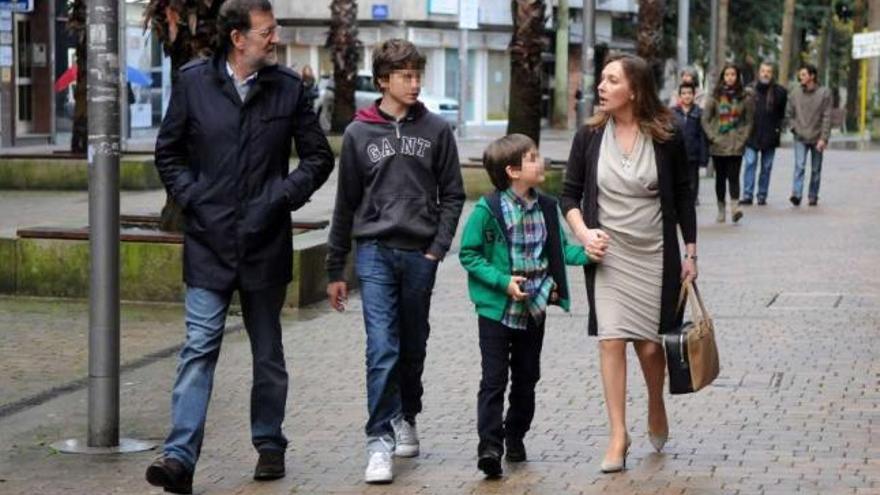 Rajoy y su esposa con sus hijos Mariano y Juan, se dirigen a la comida de Navidad en Pontevedra. / g.s.