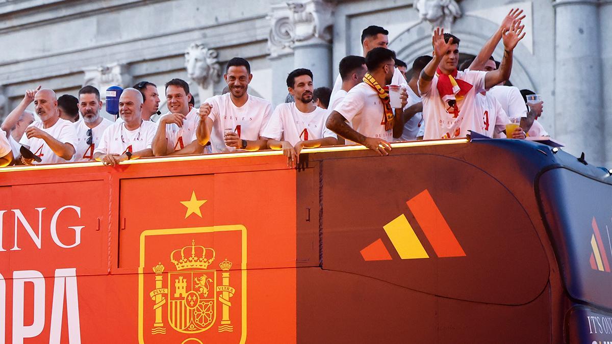 Todos al unísono cantando: ¡Gibraltar español!