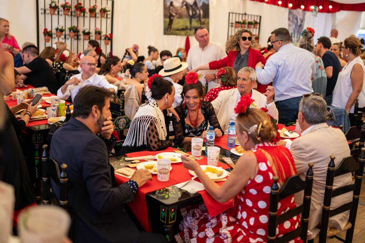 Ambiente en la Feria de Abril de Barcelona, en el recinto del Fòrum, durante la jornada del Primero de Mayo. El evento encara este viernes su último fin de semana de actividad antes de la clausura. Ambiente en la Feria de Abril de Barcelona, en el recinto del Fòrum, durante la jornada del Primero de Mayo. El evento encara este viernes su último fin de semana de actividad antes de la clausura.