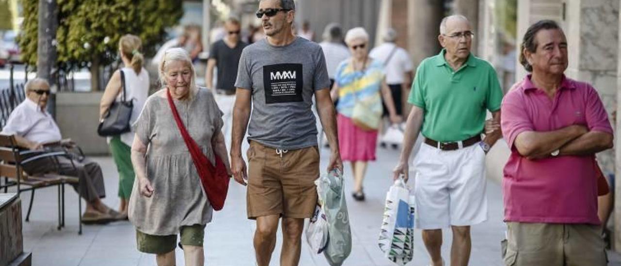 Turistas este verano paseando por la avenida de Maisonnave, que puede abrir todos los domingos y festivos