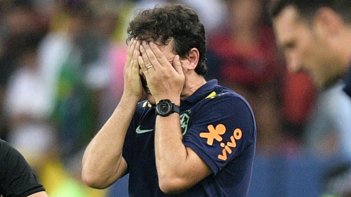 Fernando Diniz se desespera durante el Brasil-Argentina