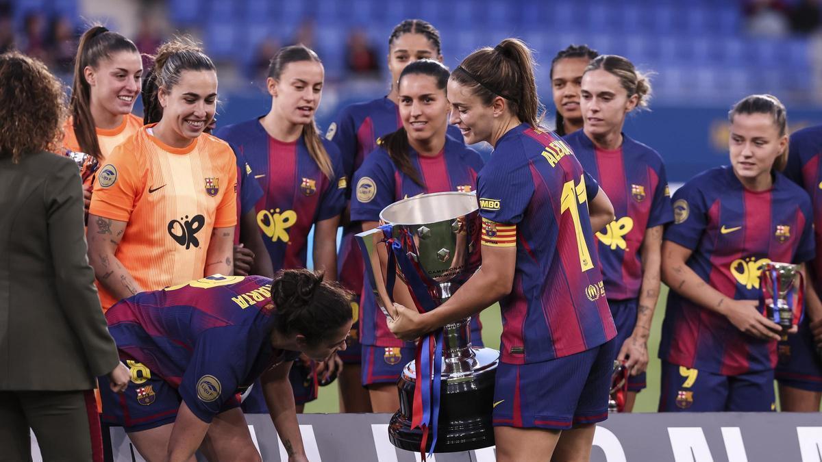 El FC Barcelona recibió este miércoles la Copa de campeón de Liga F.