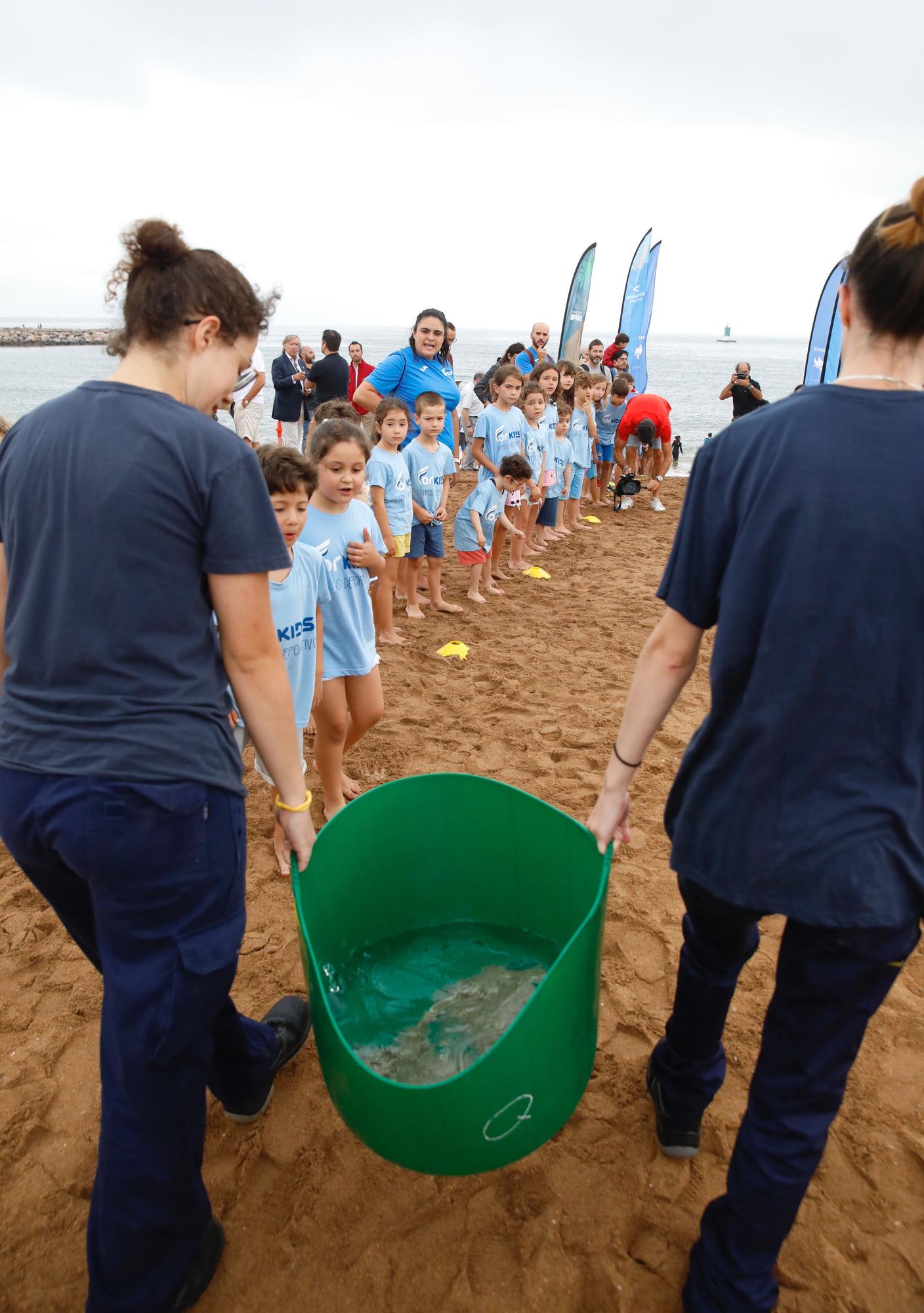 En imágenes: Suelta de rayas en la playa de Poniente