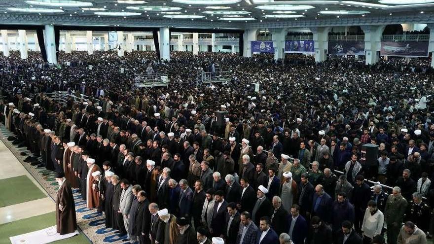 Jamenei encabeza la ceremonia del rezo, ayer, en Teherán. // Efe