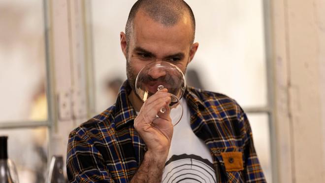 El Master of Wine Álvaro Ribalta, en la feria Vinos Off The Record celebrada en febrero en Barcelona.