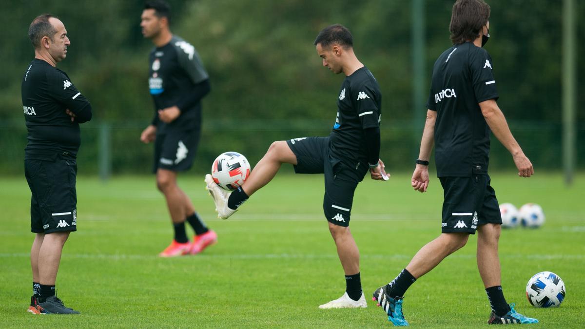 Borja Jiménez, con balón hoy en Abegondo en su primera sesión como técnico del Dépor.