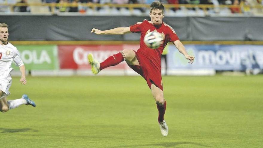 Jorge Meré despeja un balón en su debut con la selección sub-21 ante Bielorrusia en León.