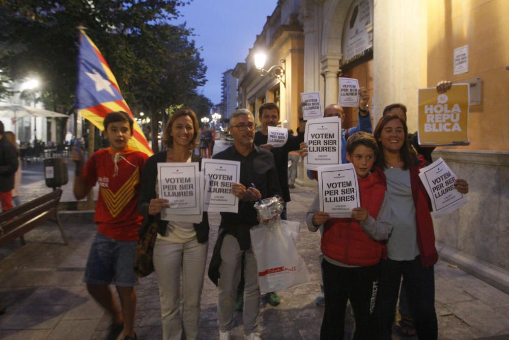 Enganxada de cartells a Girona a favor del referèndum