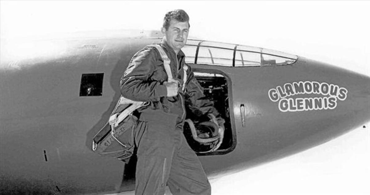 Charles Yeager, junto al X-1 Glamorous Glennis (bautizado así en honor a su primera mujer) con el que rompió la barrera del sonido por primera vez en la historia en 1947.