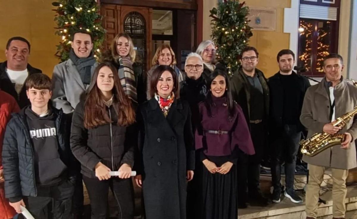 Miembros de la Corporación, Consejo de Infancia, Ejea Comercio y músicos, en el encendido. |