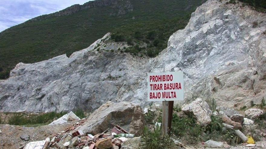 Aspecto que hace década y media presentaba la cantera situada en el entorno del río de la Miel.