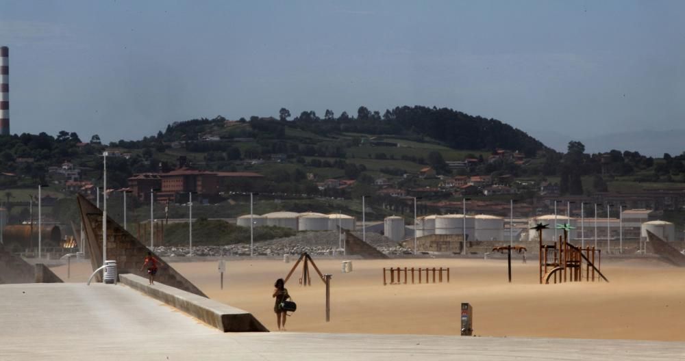 El temporal de viento causa estragos en Gijón