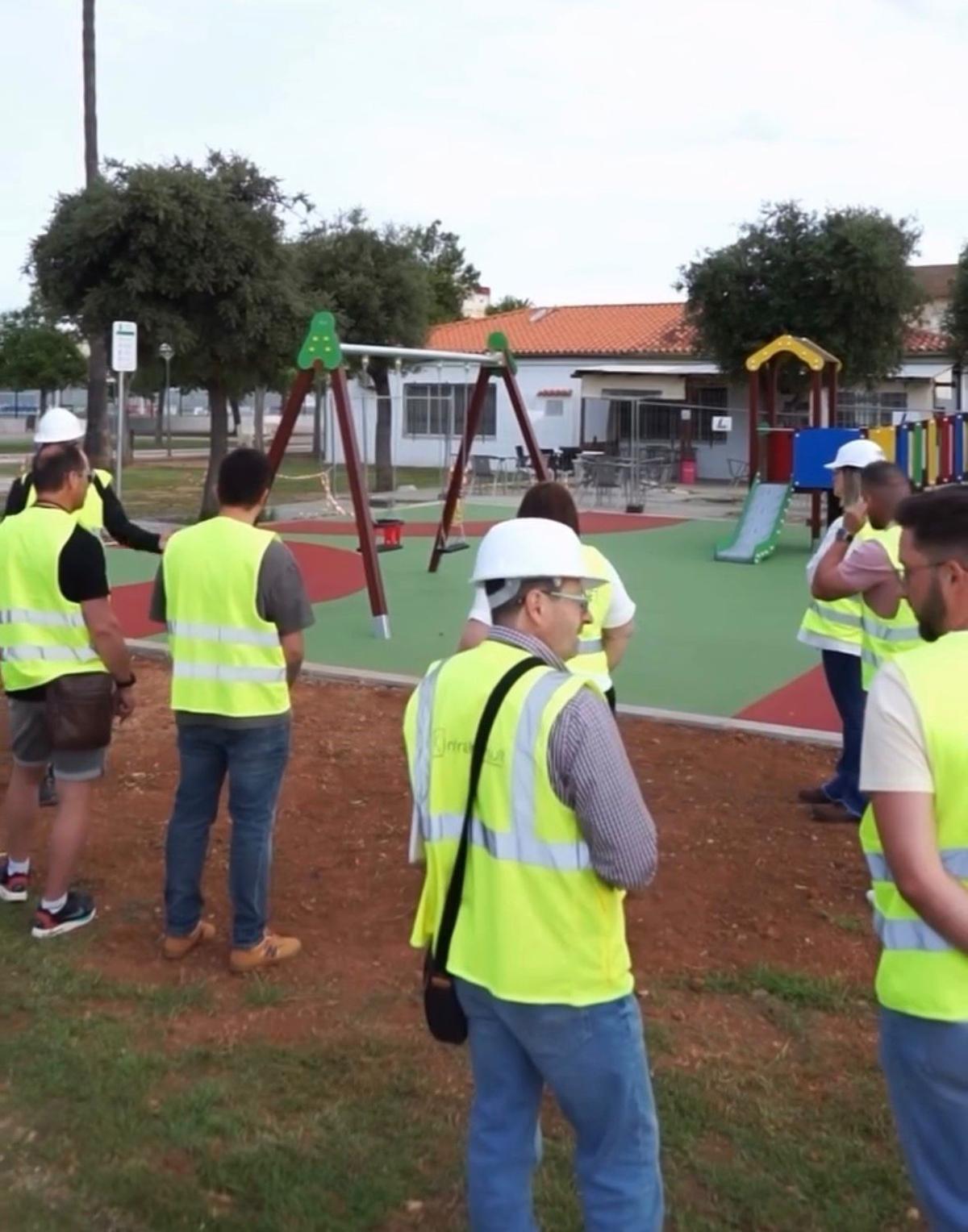 El parque infantil ubicado junto al bar del polideportivo ha sido renovado por completo.