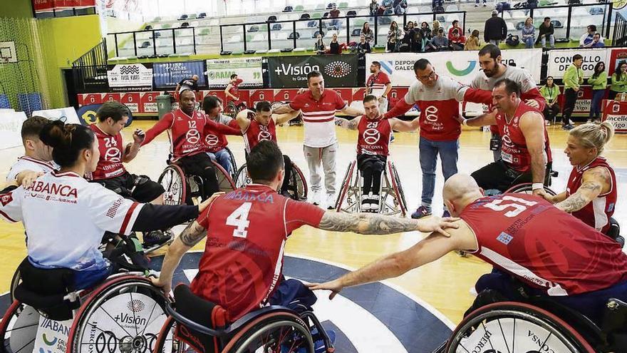 César Iglesias, junto al equipo y sus colaboradores, en un partido de Euroliga 3 en Navia. // Marta G. Brea