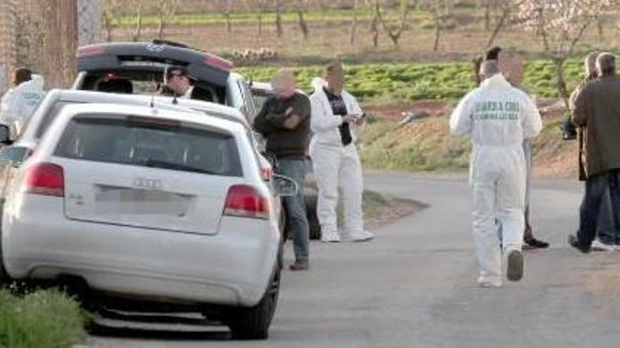 Imagen de archivo de agentes en el acceso a la finca donde hallaron el cadáver.