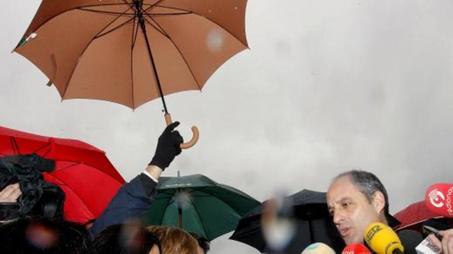 El presidente de la Generalitat, Francisco Camps, atiende a los periodistas durante la inauguración de una balsa de riego en Museros.