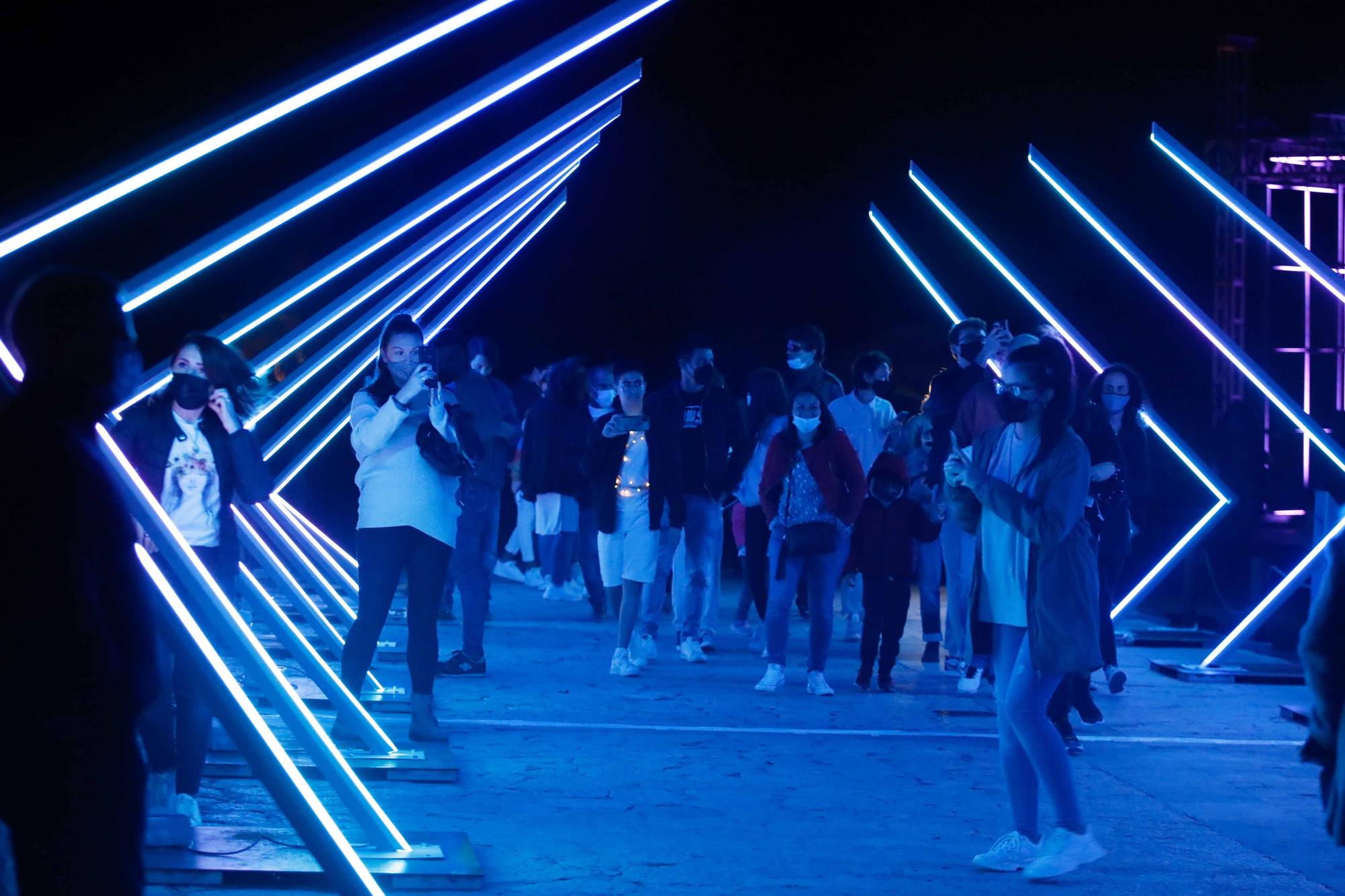 Noche de apoteosis del láser y el neón en Ibiza