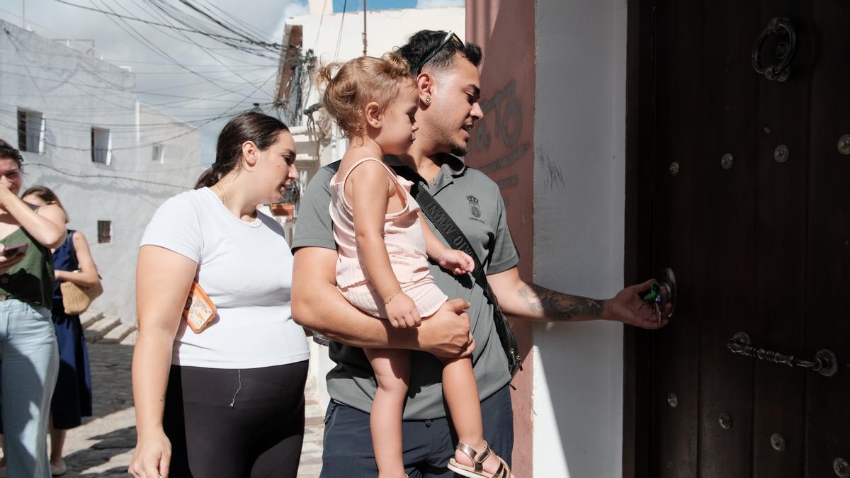 Seven families receive the keys to affordable municipal rental housing in Sa Penya.