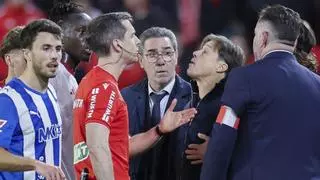 Matías Almeyda, entrenador del Sevilla, se encara con el árbitro y se expone a una dura sanción