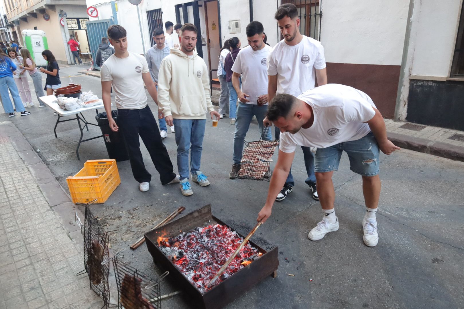 FOTOGALERÍA I Las imágenes de la Nit de la Xulla y del encuentro de elaboración de allioli de las fiestas de Vila-real