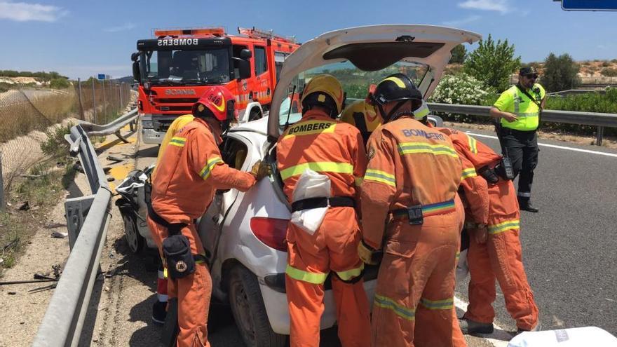 Los bomberos excarcelan a la accidentada.