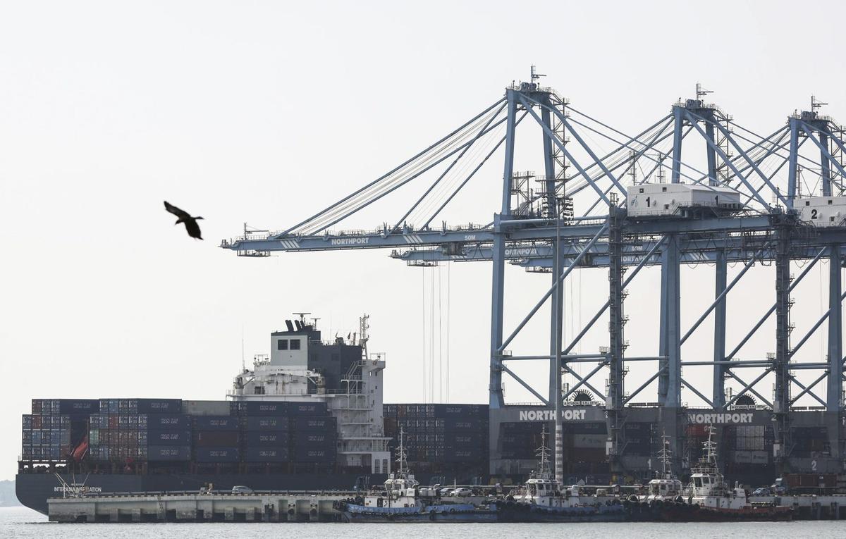 L’Iran desafia els EUA i assegura haver atacat tres vaixells després de l’alto el foc