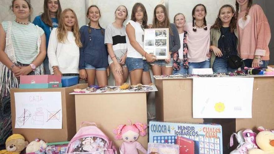 Un grupo de niñas organiza un mercadillo solidario en Monte Alto