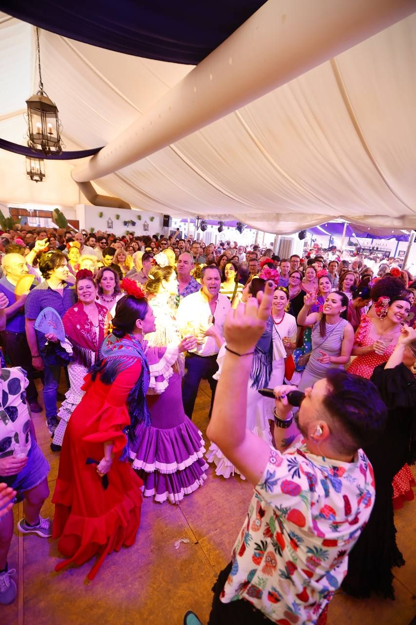 El tardeo se impone en las casetas de la Feria de Córdoba para disfrute de propios y extraños