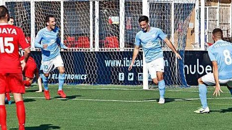 Ángel Rodado celebra el primer gol del partido con Cirio y Caballé.