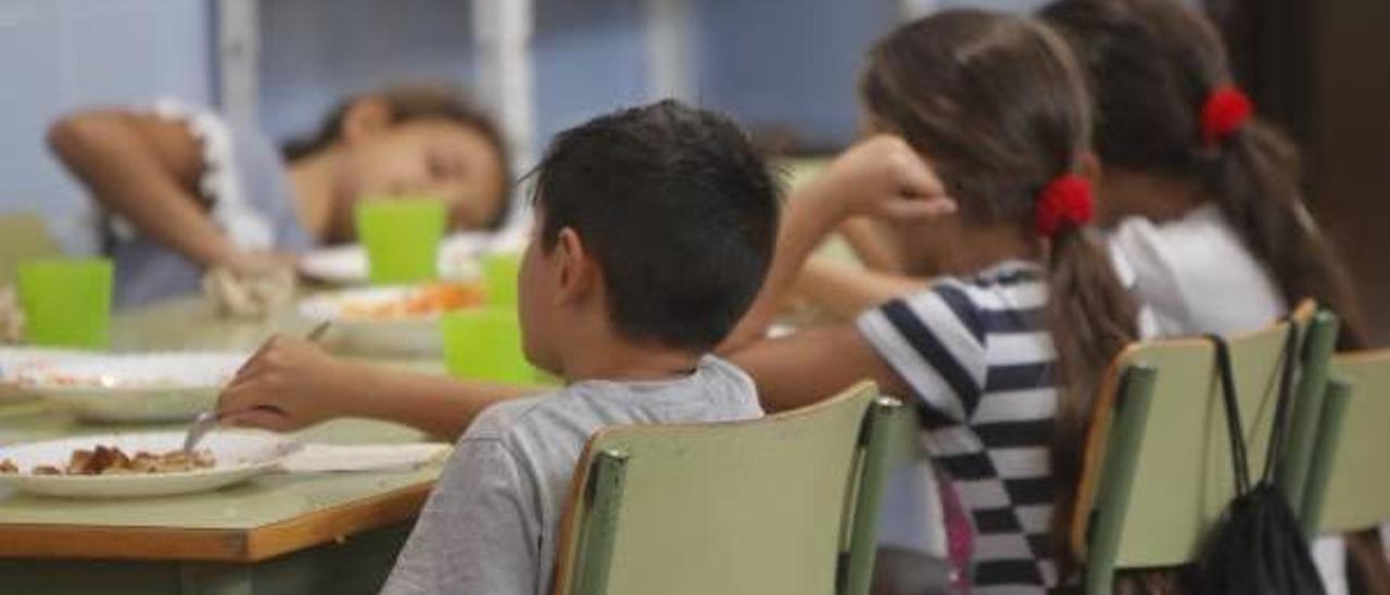 Unos niños, en el comedor de un colegio, una de las becas más demandadas.