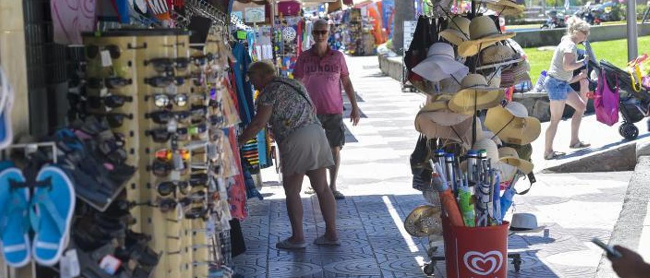 Turistas de compras en un bazar del sur de Gran Canaria .