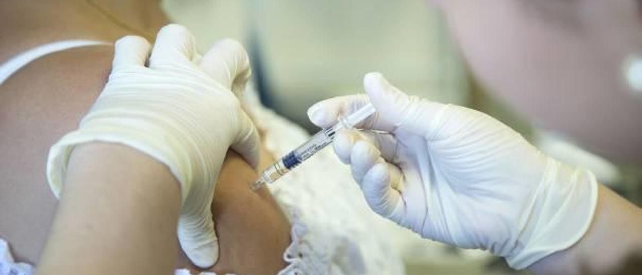 Una mujer recibe una vacuna en un centro de Castelló.