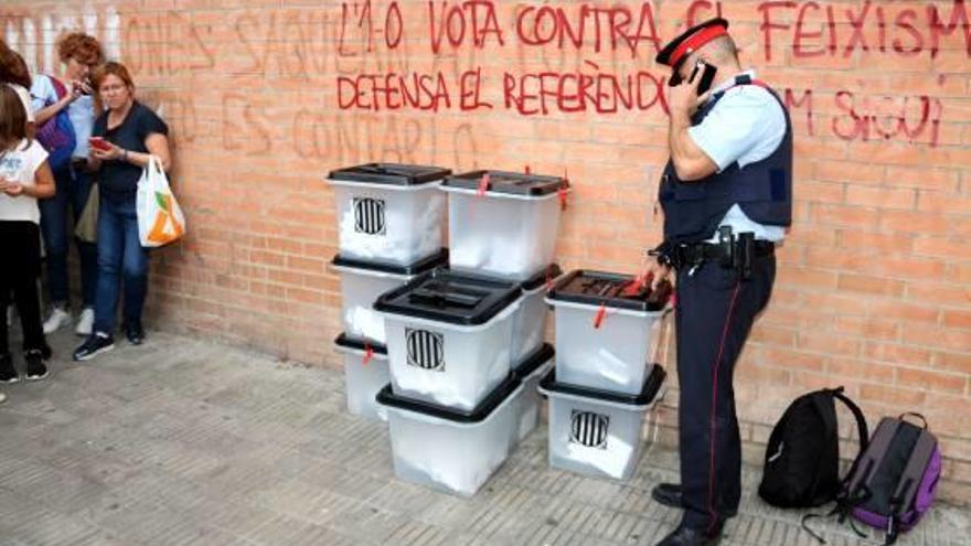 Agents dels Mossos durant el referèndum de l&#039;1-O.