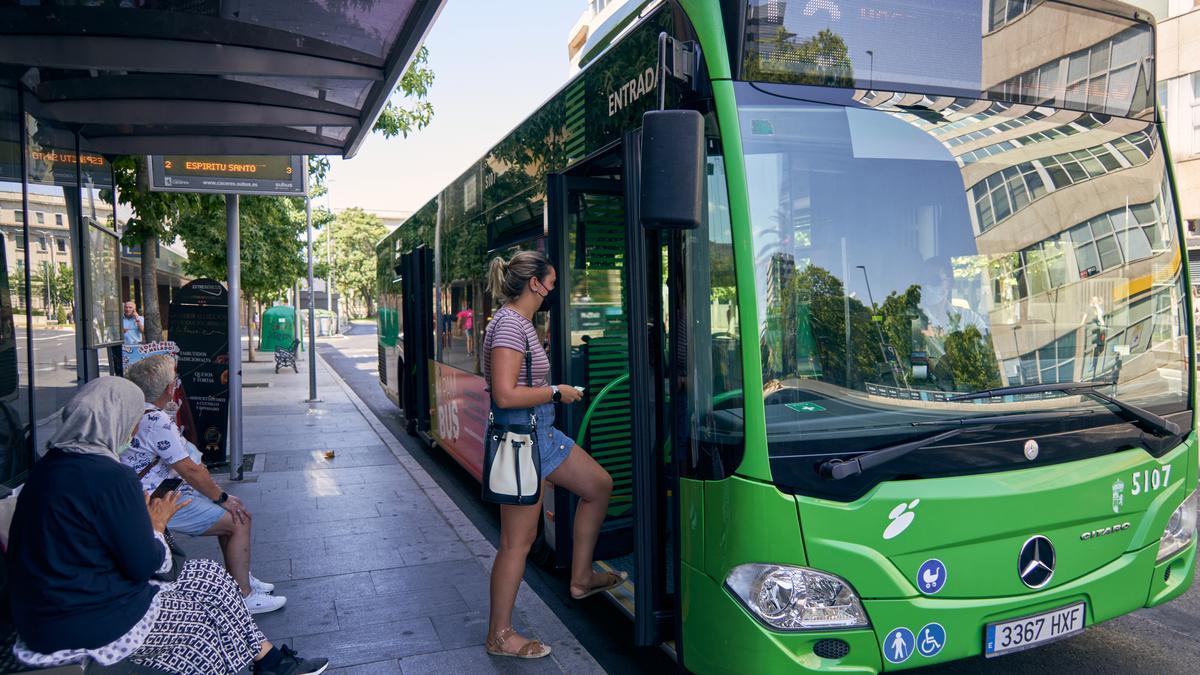 Una usuaria accede al bus en la avenida Clara Campoamor, este viernes.