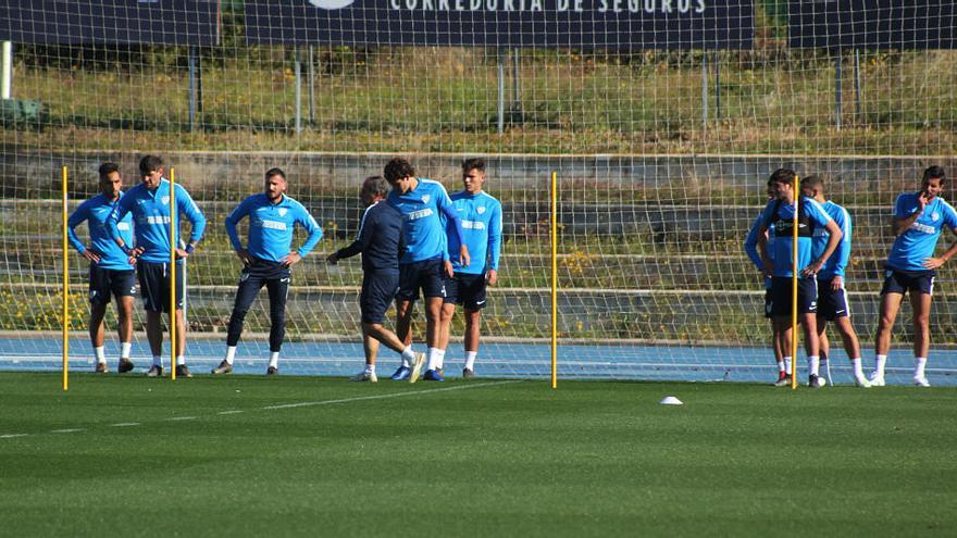 El Málaga CF se entrenó este miércoles en el Estadio de Atletismo preparando el decisivo choque del sábado, a partir de las 18 horas, en el Nuevo Los Cármenes contra el Granada CF, en el que estarán en juego tres puntos claves en la lucha por el ascenso directo a LaLiga Santander. f héctor