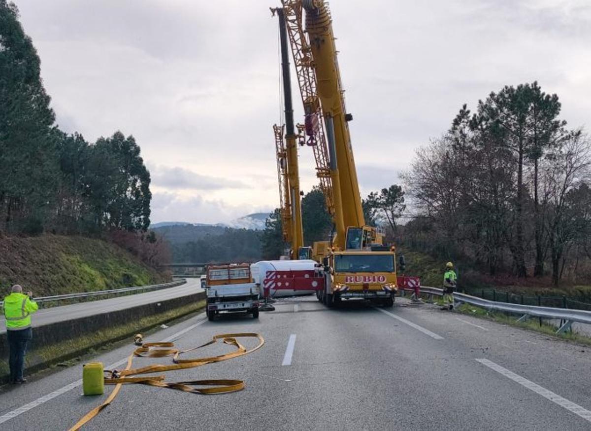 Una grúa retira el camión. |  E. C.