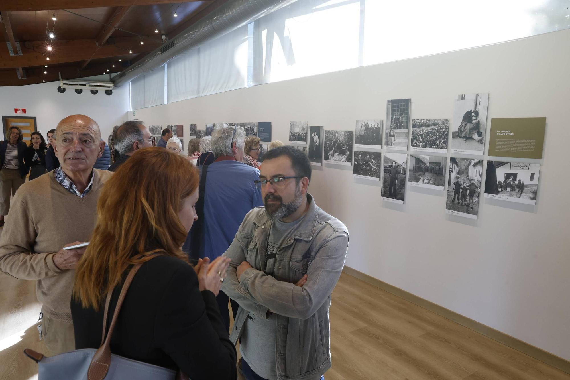 Así fue la inauguración de “Lo que queda de entonces”, una memoria fotográfica a la Asturias franquista