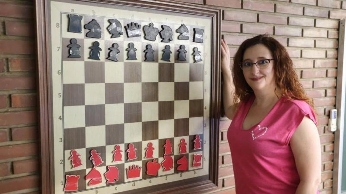 Irene de Jesús Maestre posa con un tablero en la sede de la Delegación de Ajedrez.