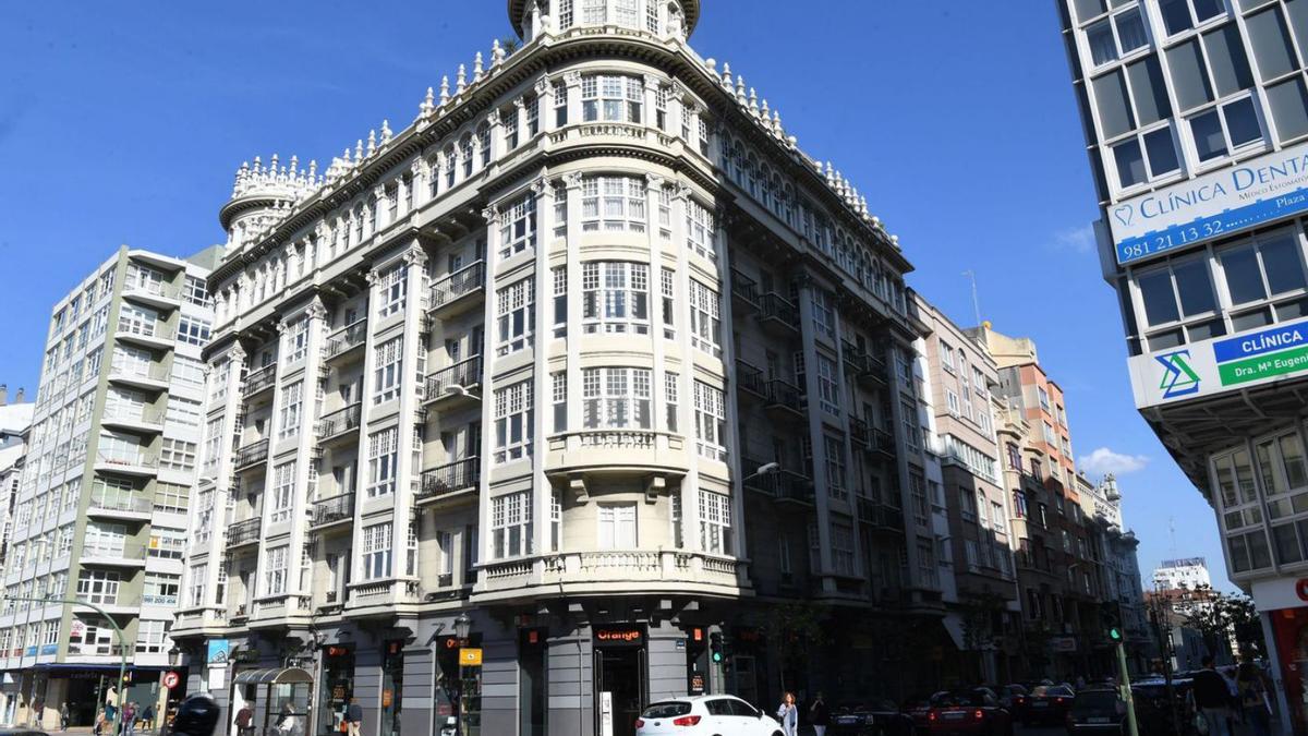 Edificio legado por Manuel Piñeiro Pose, en la plaza de Pontevedra.   | // VÍCTOR ECHAVE