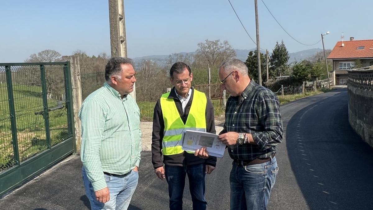 A la izquierda, Alejandro Villa, supervisando las obras con dos técnicos.