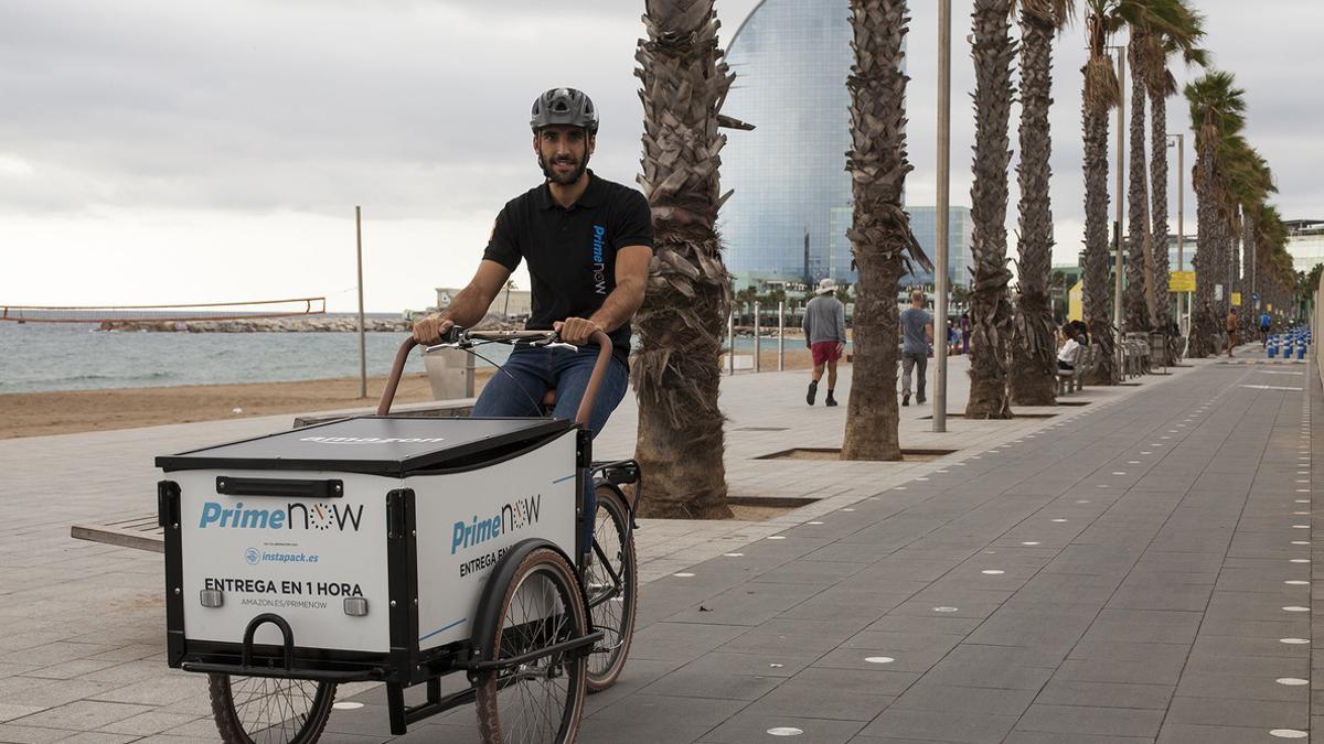 Un repartidor de Amazon Prime Now en Barcelona.