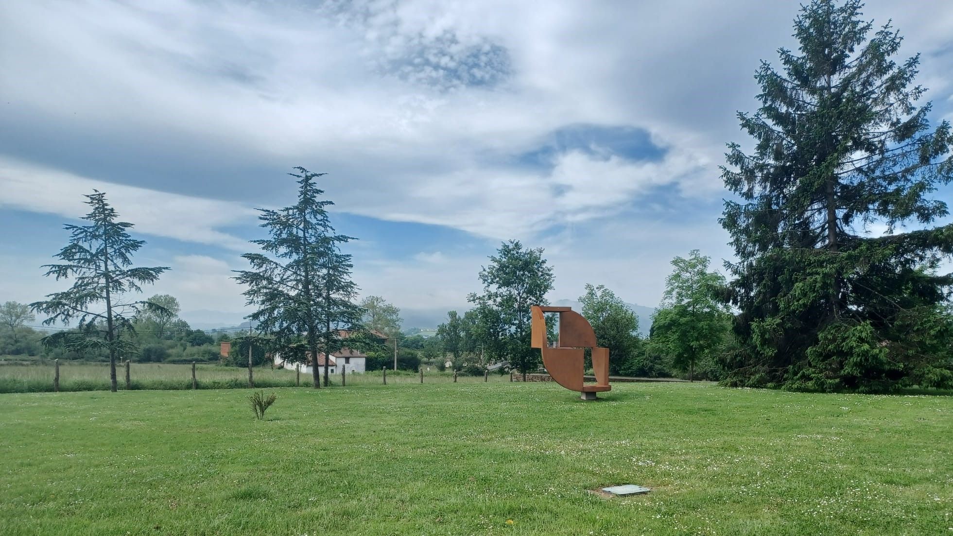 Leer en un palacio: así es la biblioteca de Lugo de Llanera, instalada en una casona del siglo XVII