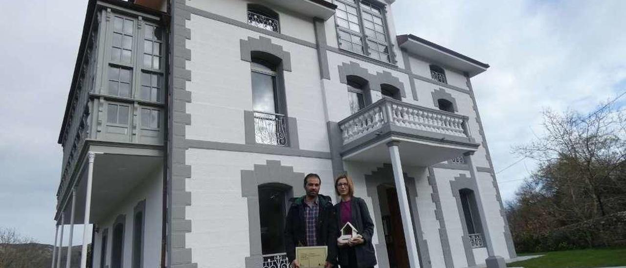 Por la izquierda, Iván Duque, Alicia Zamora y Alfonso Luis Valle Noriega, delante de la casa restaurada en Ardisana.