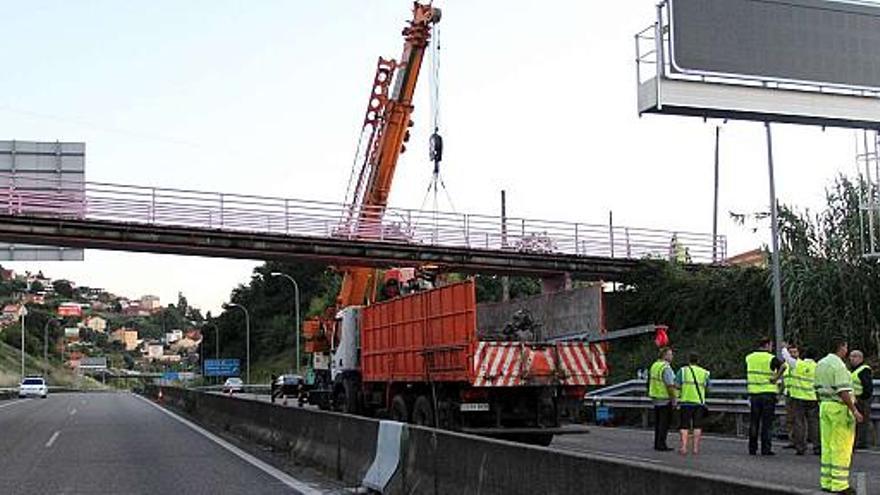 El riesgo de desplome de un puente sobre la AP-9 obliga a cerrar los accesos a Vigo