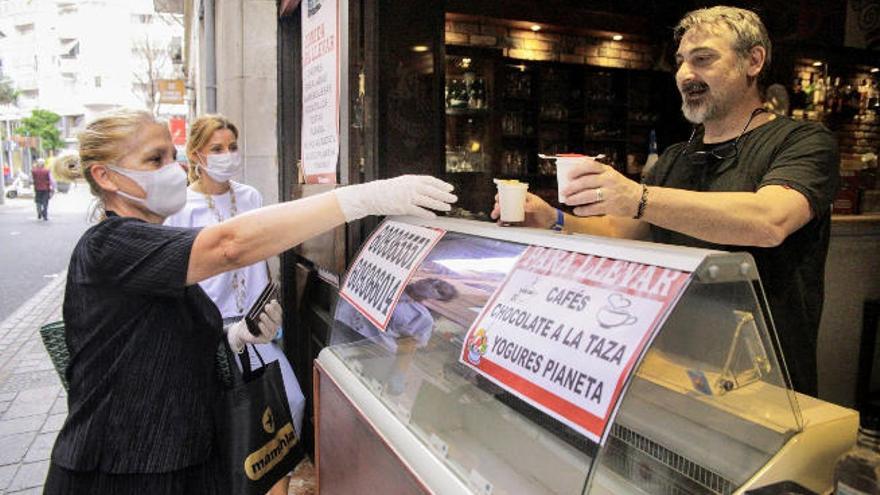 Un negocio reabre tras el cierre motivado por la pandemia.